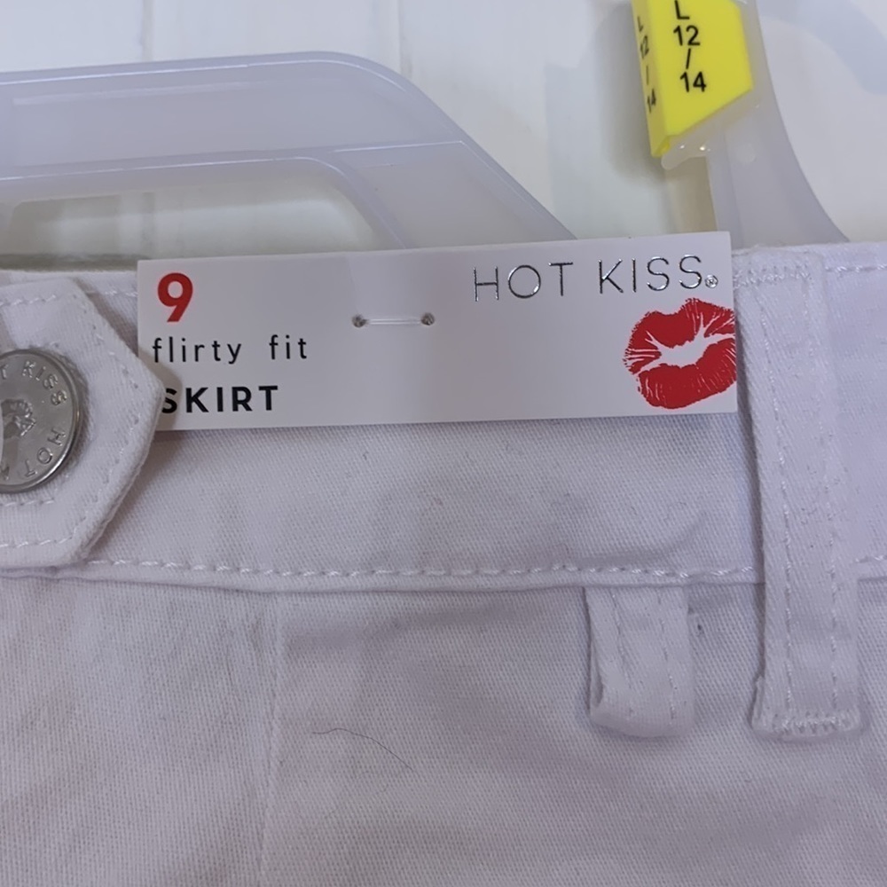 Hot Kiss mini skirt white size 9 flirty fit NWT - Picture 3 of 4